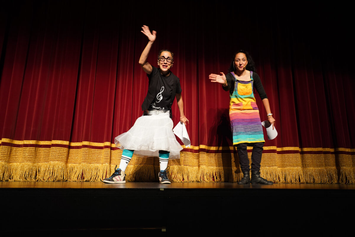 Sonia Rodríguez "Soñiky" (izda.) y Erika Montoya (Dcha.) maestras de ceremonias del Día M US-E Extremadura-Plasencia